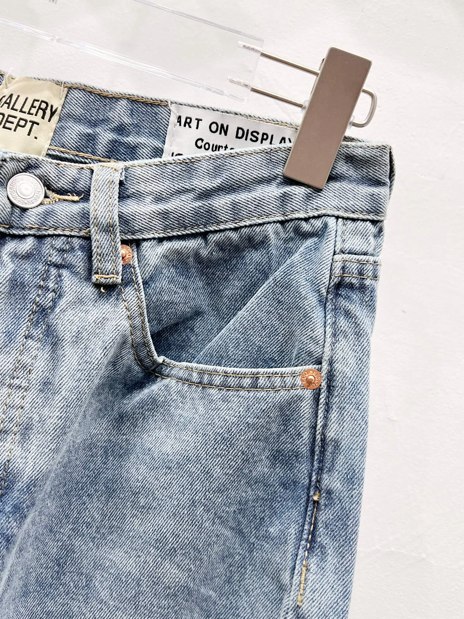 P260 Style No.: (c065) GALLERY DEPT spliced cross loose washed flared jeans, truly restoring the ultimate texture of Vintage. The original hardware accessories, washed and other elevators, QR code analysis are all purchased from the original factory, high degree of restoration, you are welcome to compare the products~ Three-dimensional version, loose and comfortable, not picky about the figure, taller and slimmer, factory Seiko, original factory quality control, same style for men and women, can be matched with couples, versatile recommendation, must-have jeans for all seasons, fashionable people have been disappointed From the quality selection of fabrics, the tailoring of details, and the matching of patterns, everything is impeccable! The upper body is so handsome when worn...it can be easily worn by men, women and children! The craftsmanship uses heavy-duty washed pure cotton denim fabric. After washing, it is soft and thick. It is very stylish when worn on the body. Size: 28, 30, 32, 34, 36 (S-XXL) Color: Stitching
